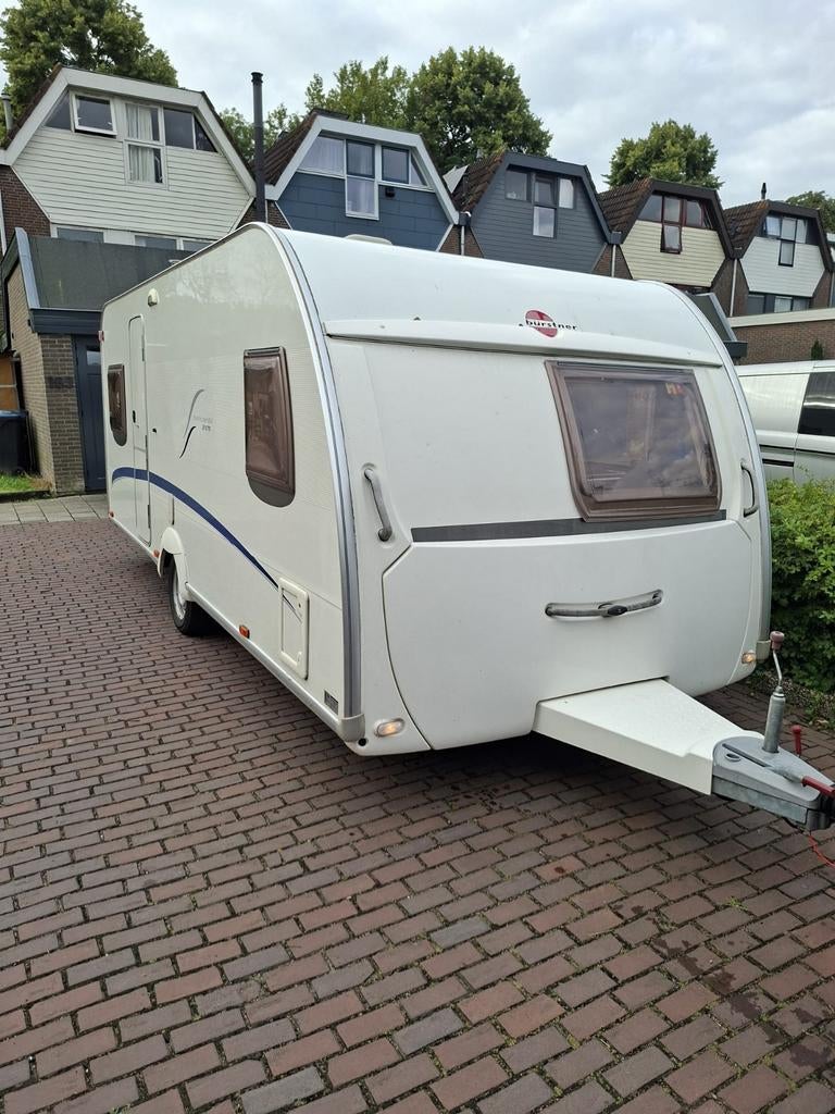 Ruime caravan met 4,5m diepe voortent en 4 slaapplaatsen, Rondzit, Frans bed, Particulier, Bürstner