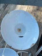 Twee emaille lampenkappen, Ophalen