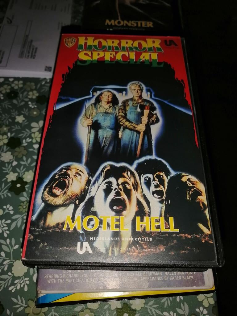 VHS - Motel Hell, Cd's en Dvd's, VHS | Film, Vanaf 16 jaar, Ophalen of Verzenden, Zo goed als nieuw, Horror