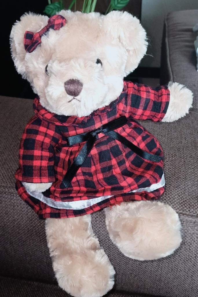 Wellesley russ berrie zacht pluche teddybeer in geruite jurk, Ophalen of Verzenden, Zo goed als nieuw, Stoffen beer, Overige merken