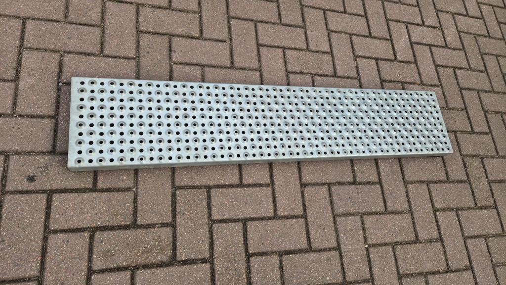 Roostertrede,s en Perfo trede en 1 Rooster, Ophalen, Nieuw, IJzer