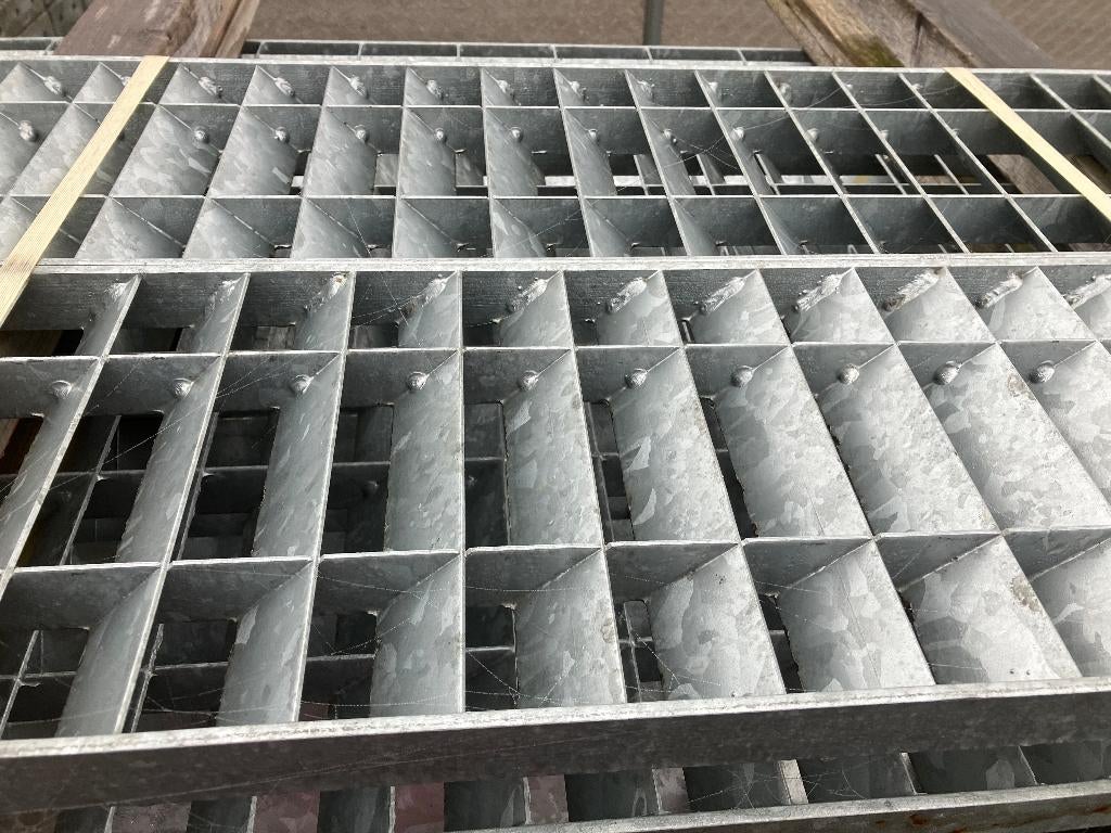 Partij gegalvaniseerde roosters ( 195 ), Ophalen, Zo goed als nieuw, Nb, Nb