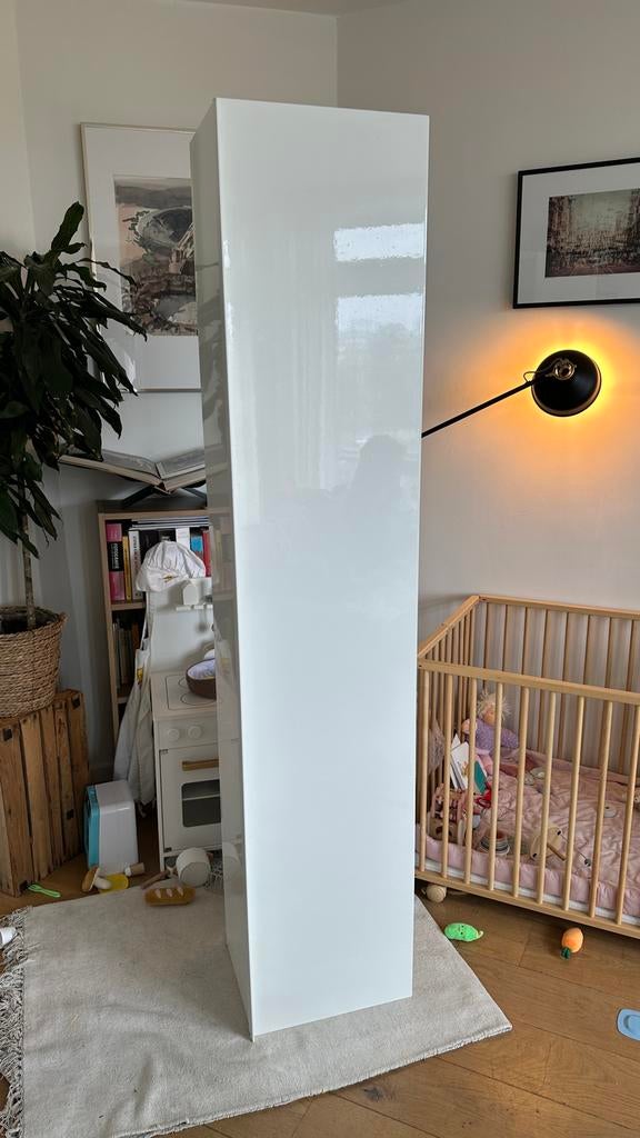 Witte smalle kast met glazen en houten planken, Huis en Inrichting, Kasten | Overige, Ophalen of Verzenden, Gebruikt