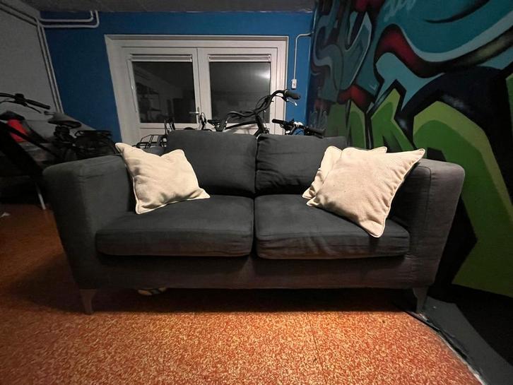 Donkergrijze bank, Huis en Inrichting, Banken | Sofa's en Chaises Longues, Gebruikt, Tweepersoons, 75 tot 100 cm, Ophalen of Verzenden