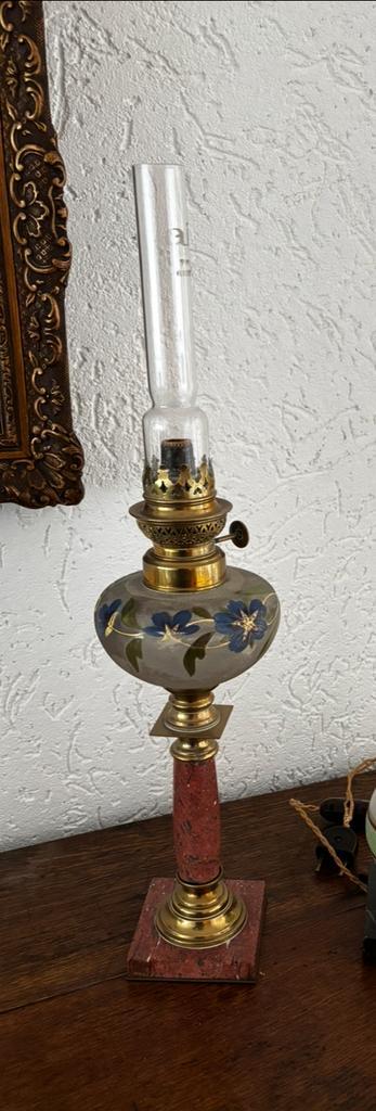 Antieke olielamp met marmeren voet en bloemmotief, Antiek en Kunst, Antiek | Lampen, Ophalen