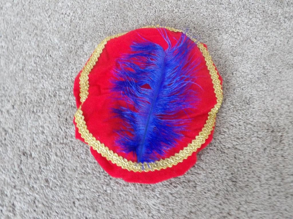 NIEUW 1 rode fluelen kinder PIETEN MUTS / BARET met veer, Diversen, Sinterklaas, Ophalen of Verzenden, Nieuw