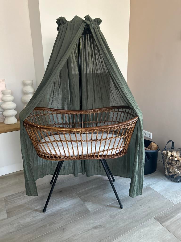 Rotan wieg met klamboe, Kinderen en Baby's, Babywiegjes en Ledikanten, Ophalen, Gebruikt, Wieg