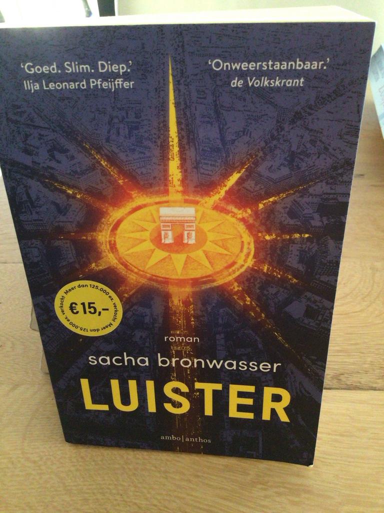 Luister - Sacha Bronwasser (roman, 1x gelezen), Boeken, Romans, Ophalen of Verzenden, Zo goed als nieuw, Nederland