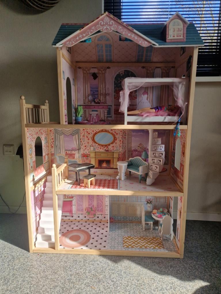 Groot poppenhuis met meubels, Ophalen, Zo goed als nieuw, Poppenhuis