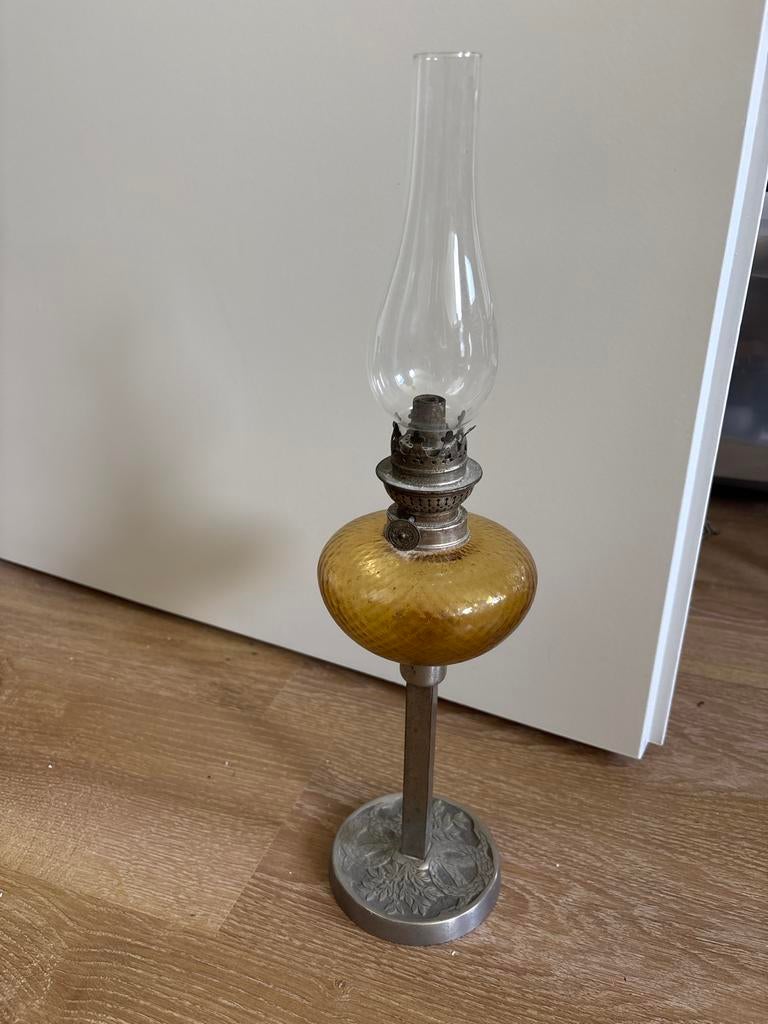 Antieke olielamp met glazen kap, Ophalen