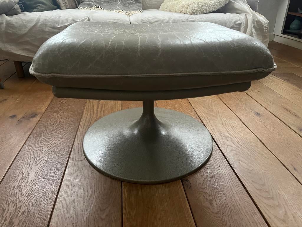 Vintage Leolux voetenbank van leder tulpvoet, Huis en Inrichting, Gebruikt, Midcentury modern, 50 tot 75 cm, Leer
