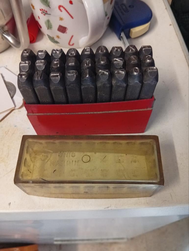 Vintage metal slag letters in doos alfabet 5mm hoog, Ophalen of Verzenden, Houten stempel