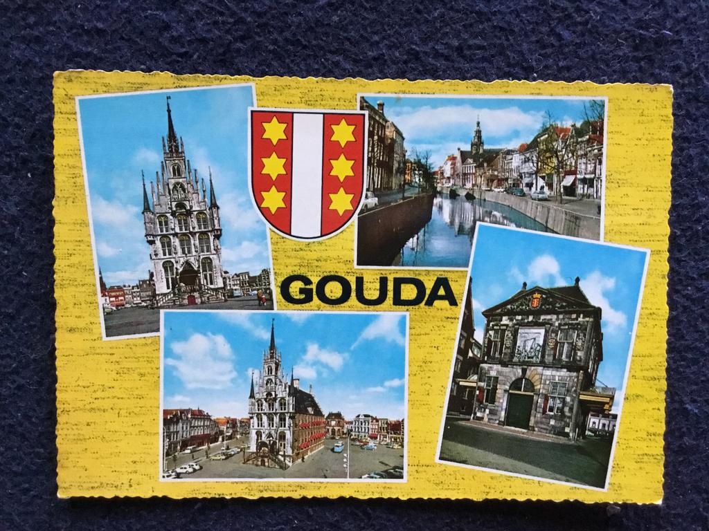 Vintage Ansichtkaart Gouda - Stadhuis en Grachten, Verzamelen, Ophalen of Verzenden, 1960 tot 1980, Ongelopen, Zuid-Holland