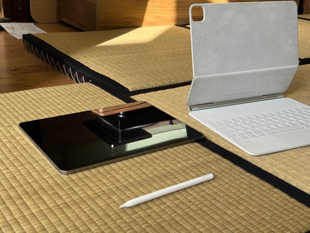 Ipad air (2024) 13” incl. Magic keyboard and apple pencil., 13 inch of meer, Apple iPad, Ophalen of Verzenden, Zo goed als nieuw