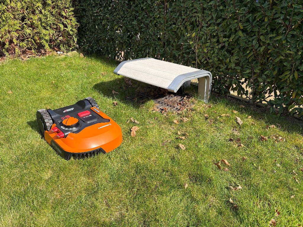 Te koop Worx landroid M500 WR 141E + garage + accu oplader, Tuin en Terras, Ophalen, Gebruikt, Bestuurbaar via app, Worx