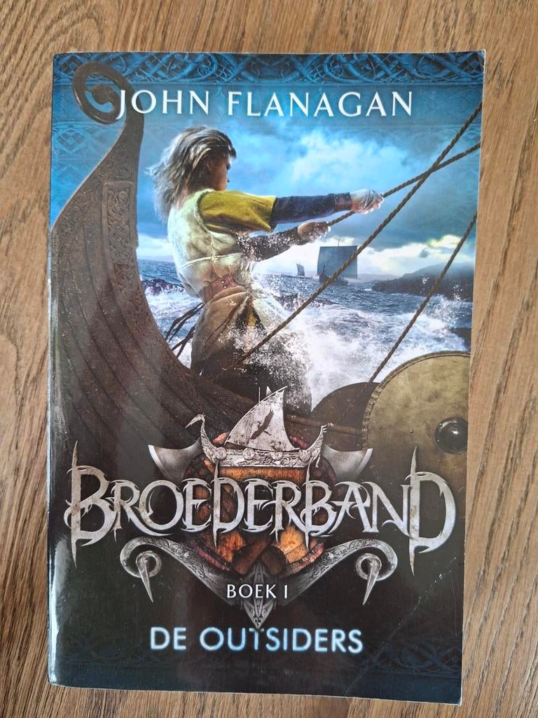 John Flanagan - Broederband 1 - De outsiders, Ophalen of Verzenden, Zo goed als nieuw, John Flanagan