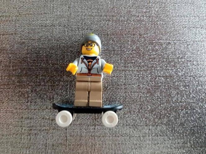 Lego minifiguur street skater boy, Ophalen of Verzenden, Zo goed als nieuw, Lego