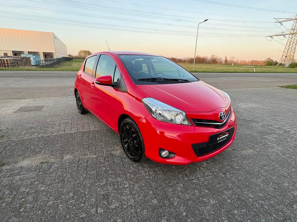 Toyota Yaris 1.3 16V Vvt-i 5DR 2013 Rood, Auto's, Toyota, Voorwielaandrijving, Euro 5, Stof, 4 cilinders