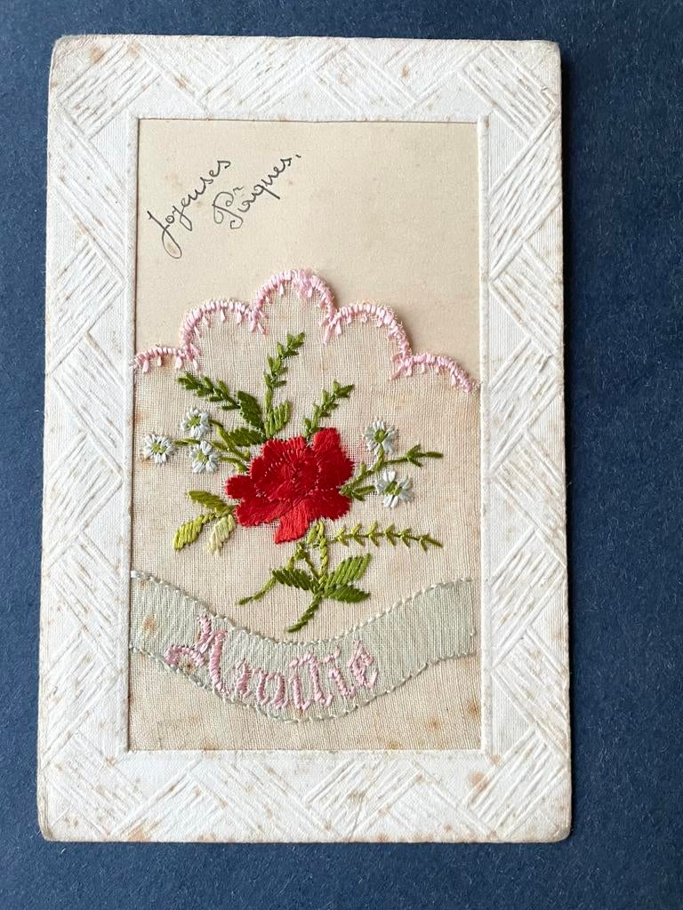 Geborduurde bloemen kaart 1945 Amitie, Ophalen of Verzenden, 1940 tot 1960, Gelopen, Feest(dag)