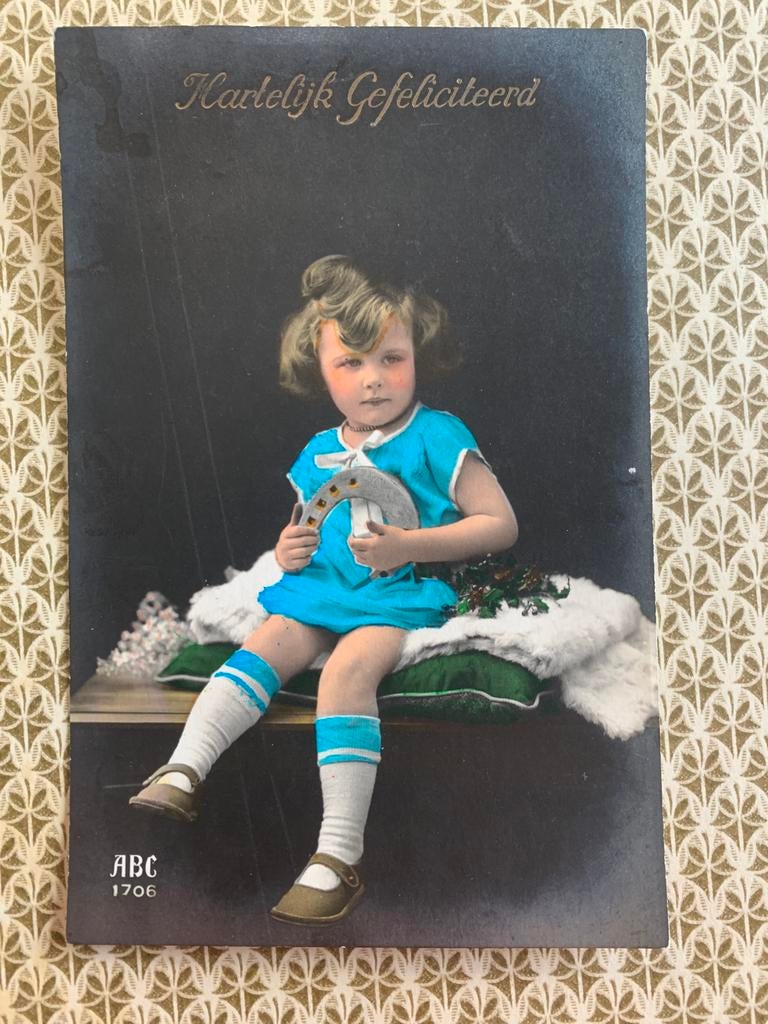 1934 Meisje in blauw jurkje met hoefijzer (NN), Ophalen of Verzenden, 1920 tot 1940, Gelopen, Kinderen