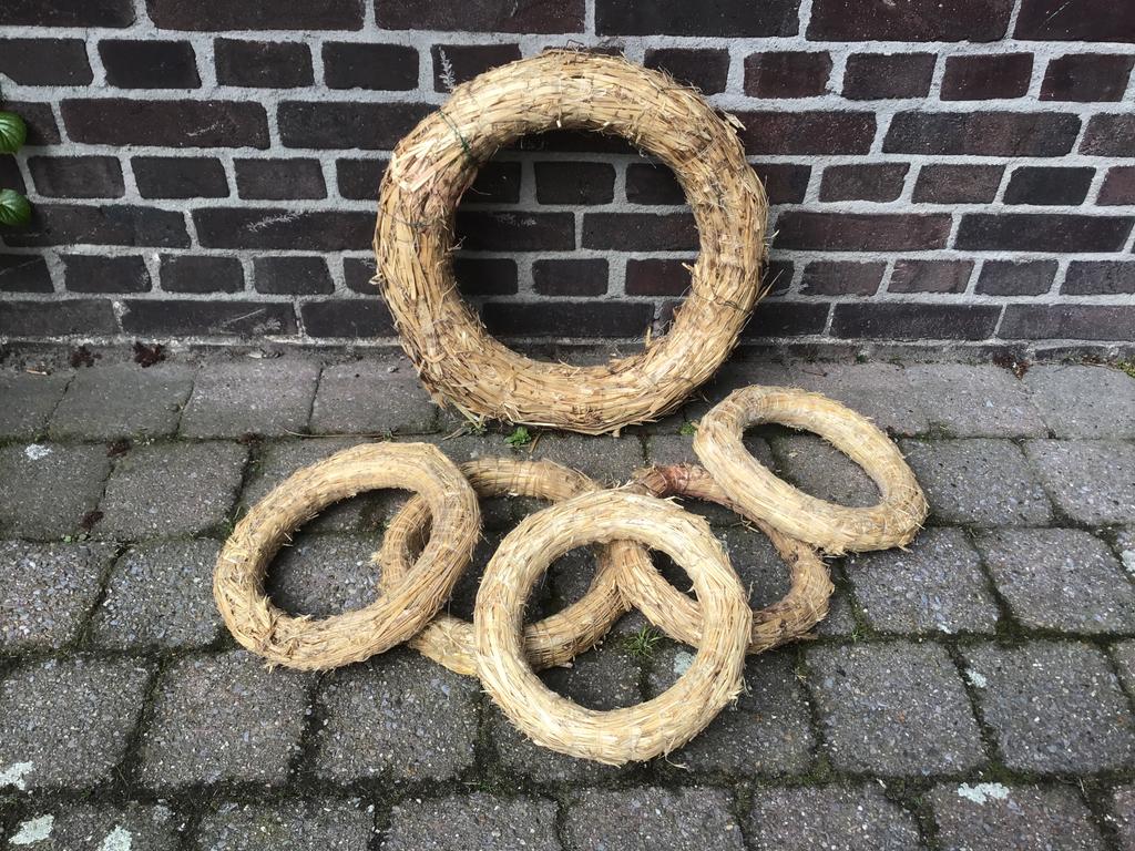 1 Grote en 5 kleine strokransen., Huis en Inrichting, Woonaccessoires | Kransen, Ophalen of Verzenden, Gebruikt
