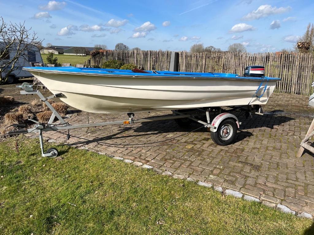 Polyester boot met buitenboordmotor en trailer, Watersport en Boten, Ophalen, Gebruikt, Tot 10 pk, 3 tot 6 meter