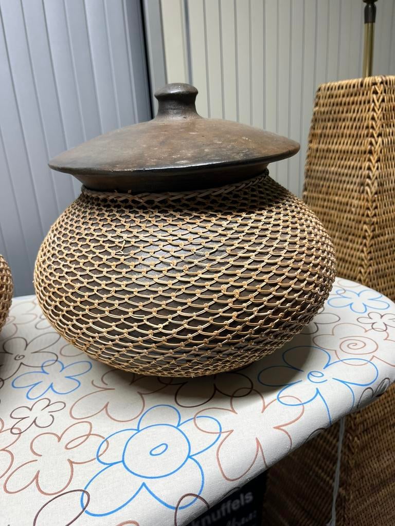 Potten, Huis en Inrichting, Woonaccessoires | Vazen, Overige kleuren, Aardewerk of Porselein, Ophalen of Verzenden, Zo goed als nieuw