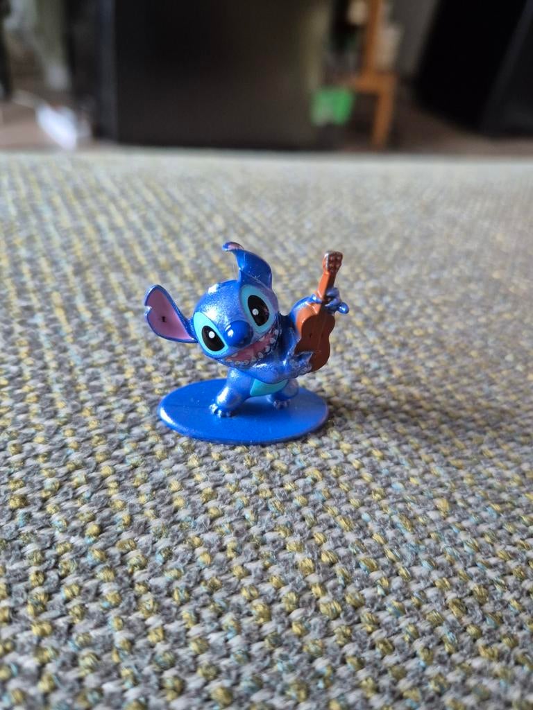 Te koop metalen Stitch met viool, Ophalen of Verzenden, Overige figuren, Nieuw, Beeldje of Figuurtje