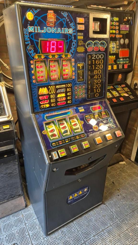 MILJONAIRS Gokkast, Verzamelen, Automaten | Gokkasten en Fruitautomaten, Euro, Ophalen of Verzenden, Gebruikt, Met sleutels