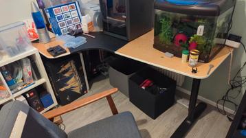 Tafel/ Bureau  beschikbaar voor biedingen