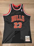 Mitchell & Ness Bulls Jordan Shirt (maat L), Ophalen of Verzenden, Zo goed als nieuw, Maat 52/54 (L), Zwart