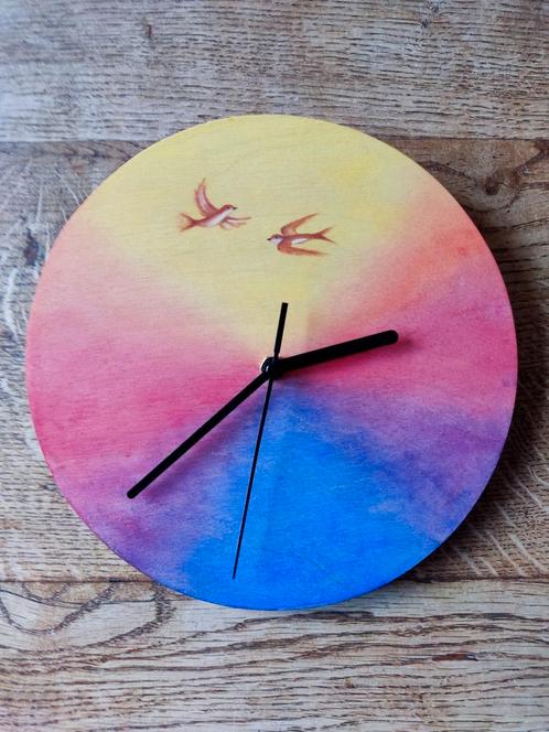 Houten klok antroposofisch regenboog Zwaluwen, Huis en Inrichting, Woonaccessoires | Klokken, Nieuw, Wandklok, Analoog, Ophalen of Verzenden
