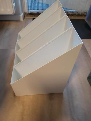 4 witte tijdschriften bakken metaal  beschikbaar voor biedingen
