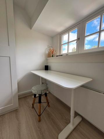 Bureau wit Bekant Ikea met verstelbare poten