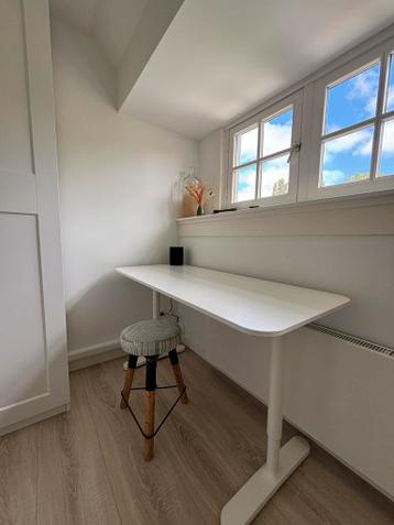 Bureau wit Bekant Ikea met verstelbare poten - afbeelding 1