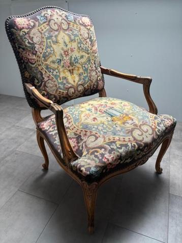 Prachtige antieke stoel in uitstekende conditie beschikbaar voor biedingen
