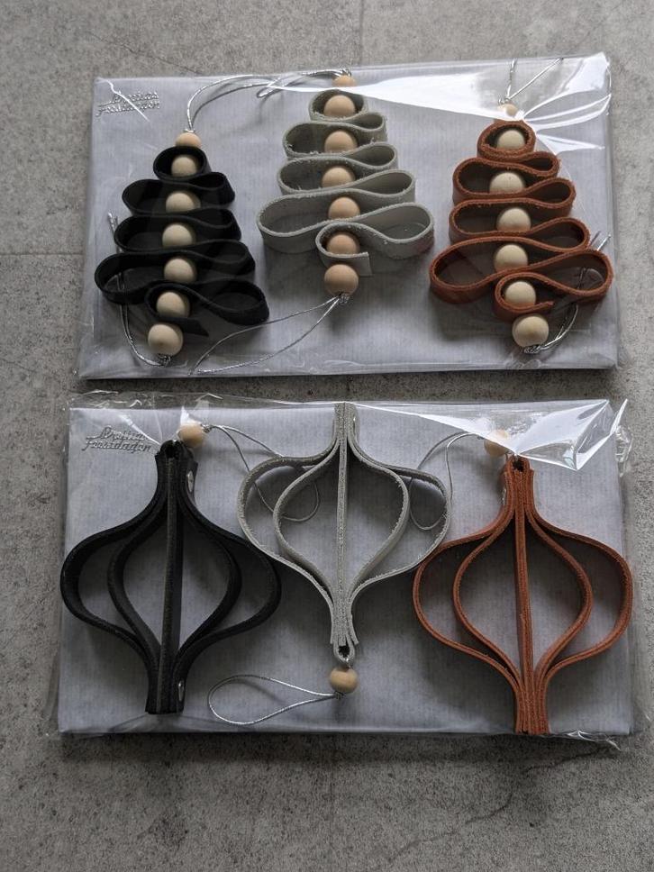 Te koop setjes lederen kerstboompjes en kerstballen, Diversen, Kerst, Nieuw, Ophalen of Verzenden