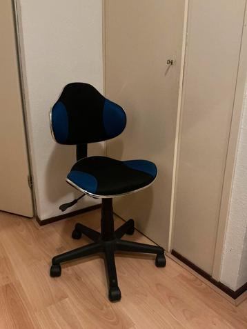 Burostoel voor kind of kleiner persoon beschikbaar voor biedingen