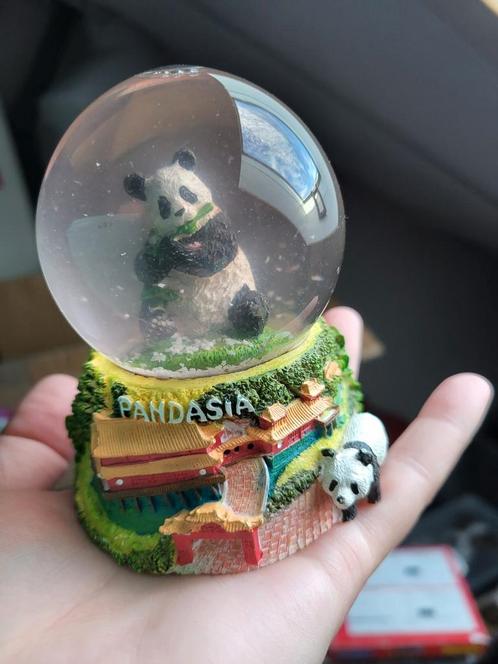 snowglobe ouwehands dierenpark pandasia troebel water, Verzamelen, Dierenverzamelingen, Zo goed als nieuw, Beeldje of Figuurtje