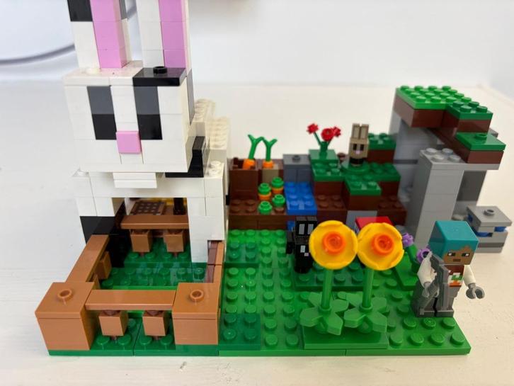 Lego Minecraft 21181 De Konijnenhoeve, Kinderen en Baby's, Speelgoed | Duplo en Lego, Zo goed als nieuw, Lego, Complete set, Ophalen of Verzenden