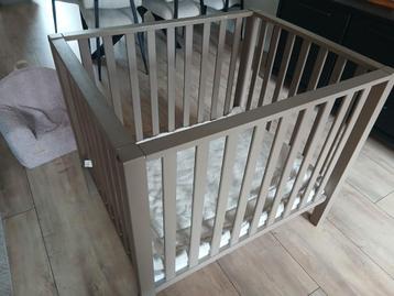 Beige box incl. matras en boxkleed Jolein beschikbaar voor biedingen