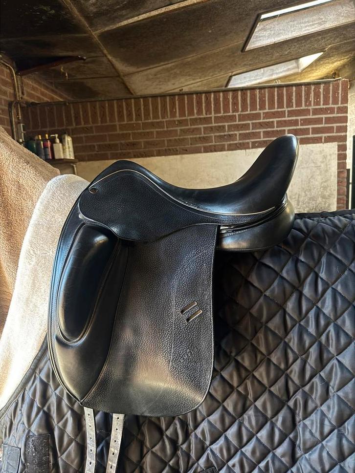 Empire avanti 17,5 inch dressuurzadel, Dieren en Toebehoren, Paarden en Pony's | Zadels, Gebruikt, Dressuur, Ophalen of Verzenden