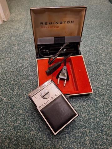 Vintage Remington scheerapparaat met originele koffer  beschikbaar voor biedingen