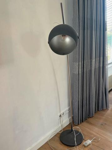 Matzwarte vloerlamp met chromen staander beschikbaar voor biedingen