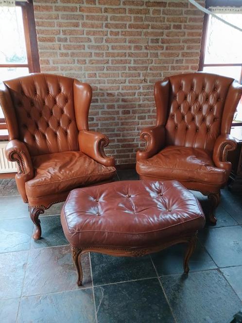 2 x Chesterfield oorfauteuil met poef, Huis en Inrichting, Fauteuils, Gebruikt, Leer, Ophalen