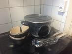 Pan 24 cm 5 liter zwart met 4 kommen en soeplepel set. Nieuw, Huis en Inrichting, Ophalen of Verzenden, Nieuw