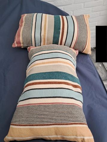 2x Sierkussen gestreept 55 x 35 x 15 cm met Rits beschikbaar voor biedingen