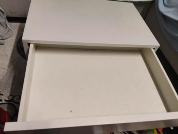 Klein wit tafeltje met lade beschikbaar voor biedingen