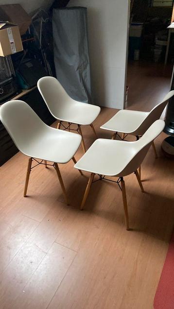 7 eetkamerstoelen. 