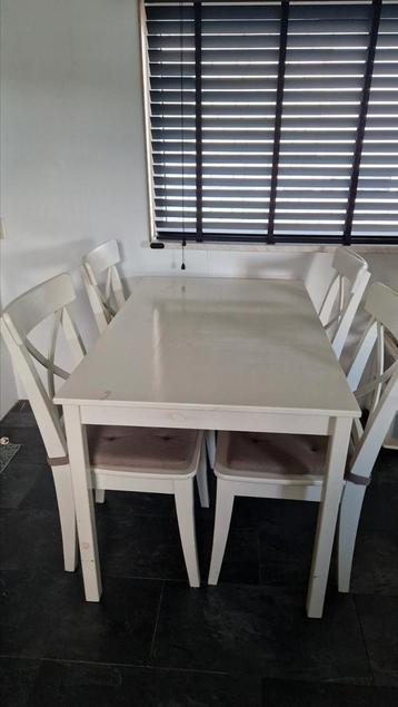 Ikea eettafel wit en Ingolf eetkamer stoelen.  beschikbaar voor biedingen